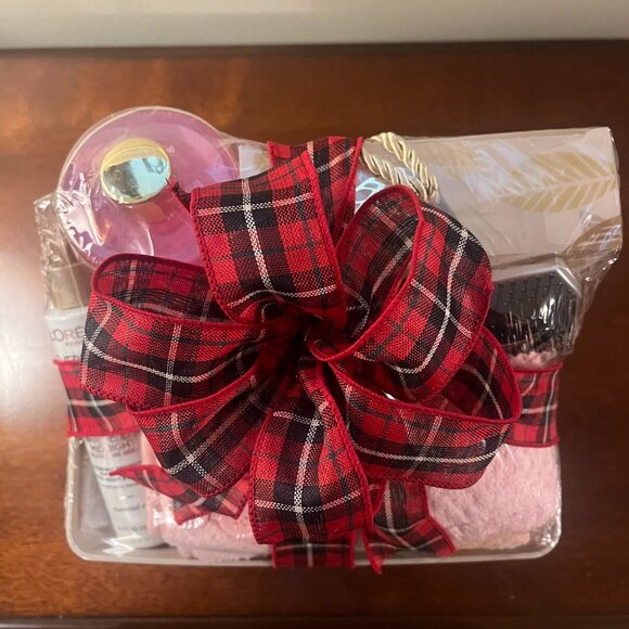 Women's self care spa gift basket holidays 6 piece content packaged and ribbon - Picture 10 of 10